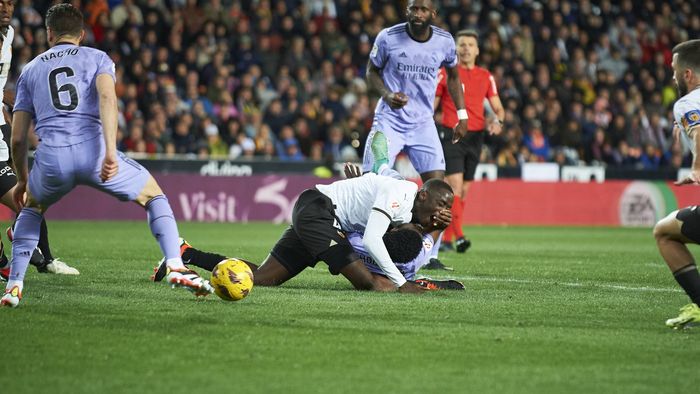 Ce se întâmplă cu fotbalistul Valenciei căruia Tchouameni de la Real Madrid i-a rupt piciorul! Accidentarea i-a speriat pe jucătorii lui Ancelotti