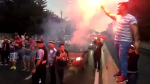 A început sezonul, au revenit ultrașii! VIDEO | Fanii lui Dinamo au creat o atmosferă senzațională pe drumul spre Ploiești și au blocat o bandă pe DN 1