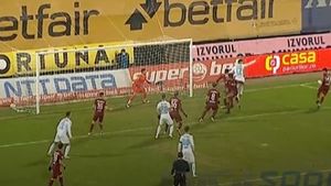 Fază controversată în minutul doi al partidei CFR Cluj - FCSB! Jucătorii lui Toni Petrea au cerut penalty, după ce Mario Camora a atins mingea cu mâna | VIDEO