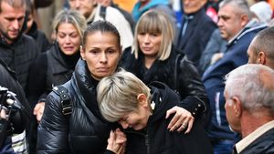 IMAGINILE DURERII | Craiova plânge după "Minunea Blondă"! Fotografii cutremurătoare cu scenele petrecute la biserica în care e depus trupul lui Ilie Balaci