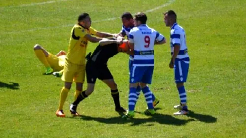 ŞOCANT | Arbitru lovit cu picioarele la un meci disputat în Bucureşti! Mai mulţi jucători l-au bătut la finalul partidei. Poliţia a intervenit