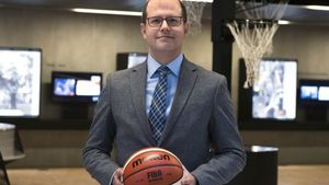 Secretarul general FIBA, Andreas Zagklis, întrevedere azi cu premierul Nicolae Ciucă! Miza: Campionatul Mondial de baschet masculin în 2027 la București + Carmen Tocală: „Este o bornă importantă"