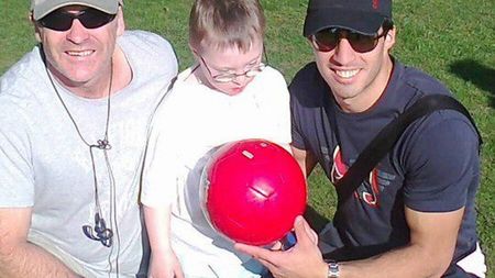 Fața umană a lui Suarez. În timp ce se plimba în parc, a văzut un copil cu o minge și l-a rugat să se joace cu el. Băiețelul este bolnav de sindromul Down