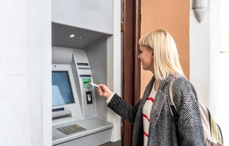 Limită la numerar. Interzis la orice bancomat din România. Regulă dacă scoți cash de la ATM