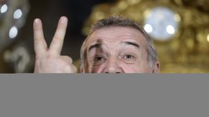 Becali a făcut praf un jucător, după egalul cu Sepsi: "El nu e fotbalist, e ceva pe acolo care se plimbă! Așa de slab!?" + L-a luat în colimator pe Coman: "Ia poziția lui Ronaldo, dar..."