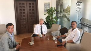 ACTE | Contractul Academiei Rapid cu Primaria Sectorului 1, invocat la închirierea mărcii FC Rapid, nu există. Edilul a semnat, totuși, dar cu Redivivusul generalului Mălureanu, în calitate de "lider de asociație"