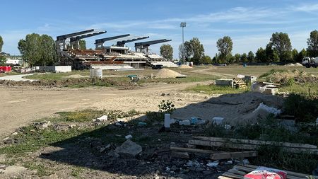 Stadionul din România reconstruit cu o mână de muncitori! Investiția de lângă București trebuia finalizată luna trecută, dar nu va fi gata nici vara viitoare. EXCLUSIV