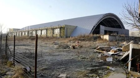 La un an de la marea promisiunea de a termina Sala Polivalentă mică a Timișoarei, orașul s-a ales doar cu documentație de reluare a șantierului. Construcția a început de 16 ani!