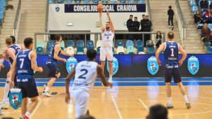 Bătaie generală la meciul de baschet dintre BC Mureş și SCMU Craiova! Cinci jucători, eliminaţi. VIDEO