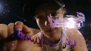 Iga Swiatek, gest imprevizibil după calificarea în finala turneului de la Dubai! Cui i-a adresat mesajul scris pe cameră | VIDEO