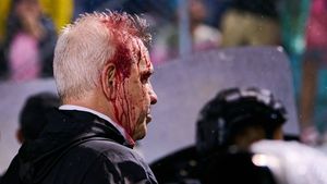 Fotbalistul Universităţii Craiova, implicat în meciul în care selecţionerul Mexicului a fost umplut de sânge. A fost lovit în cap cu o cutie de bere