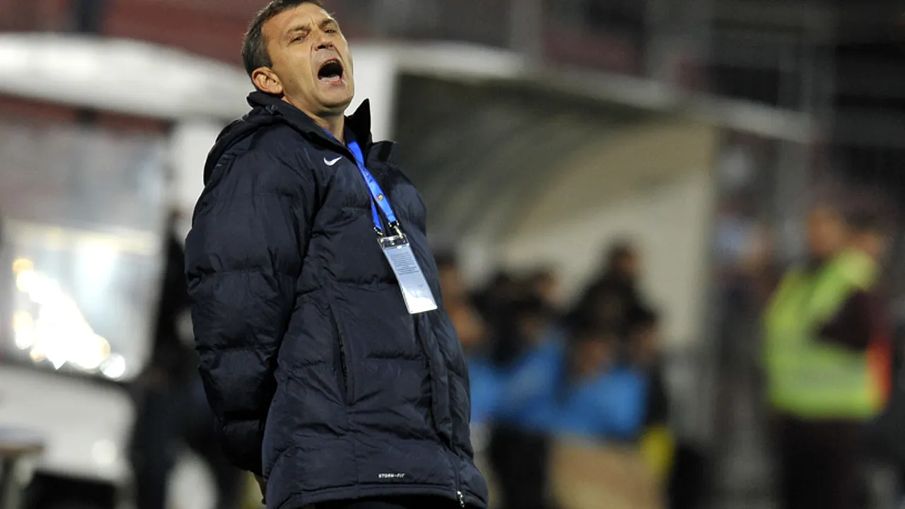 Eugen Neagoe își avertizează jucătorii înaintea meciului de la Timișoara. 