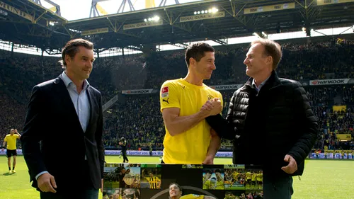 FOTO - Moment emoționant la meciul de rămas bun al lui Robert Lewandowski. Polonezul i-a dăruit tricoul de joc unui fan 