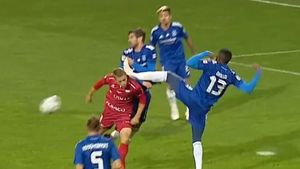 Fază controversată la FC Botoșani - FC U Craiova. Moldovenii puteau primi penalty, după o intrare șocantă a lui Bradley Diallo