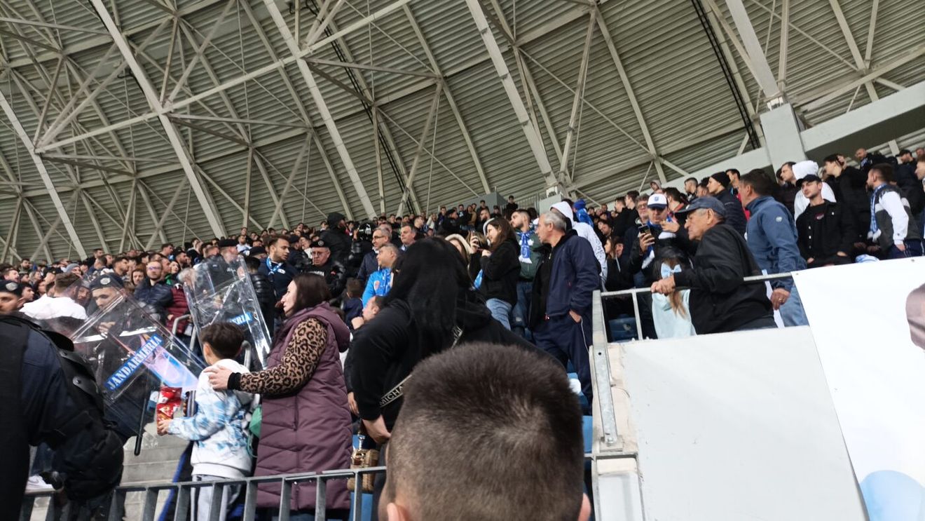 Conflict politic în tribune la Universitatea Craiova - FCSB! Jandarmii prezenți la stadion au intervenit de urgență