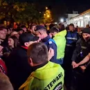 Fanii au explodat şi i-au atacat pe fotbaliştii „câinilor”, după Dinamo – Voluntari 1-1! Jucătorii, aşteptați la autocar şi înjurați: „Dă-le un capac!” Kopic nu a scăpat nici el: „Demisia!”