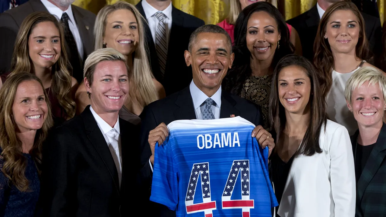 VIDEO | Barack Obama surprinde la vizita echipei feminine de fotbal a SUA la Casa Albă: 