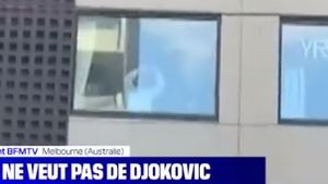Prima reacție a lui Novak Djokovic după telenovela de la Melbourne! Fanii l-au așteptat în fața hotelului unde este cazat | VIDEO