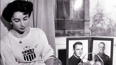 Prima iubire a fetei cu ochi violeți