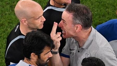 Selecționerul Coreei de Sud, eliminat la finalul partidei cu Ghana: ce a putut să-i spună arbitrului. Un corner l-a făcut să răbufnească | VIDEO