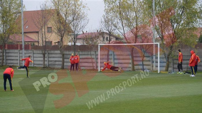 Pițurcă se pregătește de penalty-uri! Jucătorii naționalei au exersat loviturile de departajare la antrenamentul oficial