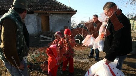 FOTO Suporterii lui Poli au oferit cadouri unor copii săraci din judetul Timis