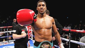 70.000 de oameni au simțit fiecare pumn: Anthony Joshua e regele la "grea". Britanicul i-a stins lumina lui Carlos Takam. În ce rundă a venit KO-ul tehnic 