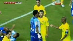 VIDEO** Și-a "pupat" adversarul în ureche și a fost eliminat :)