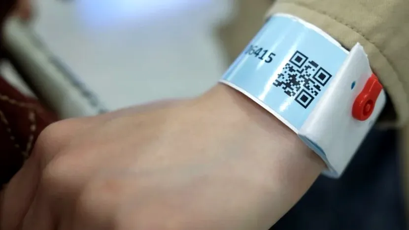 Cod de sănătate în stil chinezesc. Persoanele cu COVID-19 din Hong Kong vor fi obligate să poarte brăţări electronice
