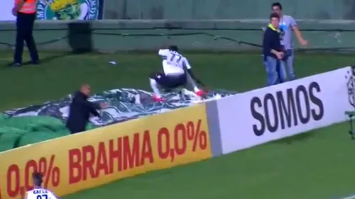 VIDEO | Număr de magie pe un stadion din Brazilia. Un atacant a dat gol și a dispărut pur și simplu