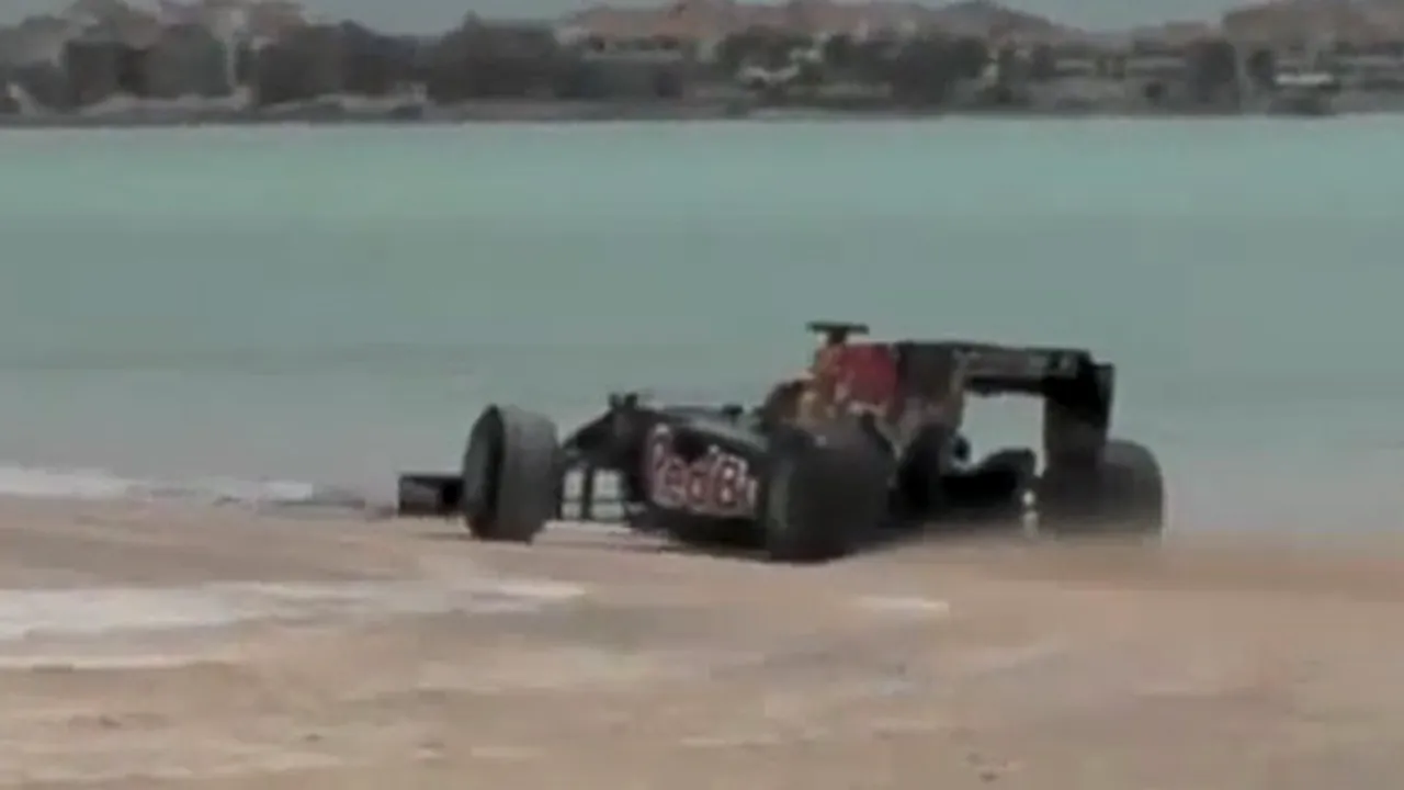 VIDEO SPECTACULOS **Așa ceva n-ați mai văzut! Ce poate să facă un bolid de F1 pe nisip
