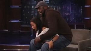 VIDEO** Nebunie curată! La 150 kilograme, Shaquille O'Neal e cărat în spate de prietena lui de 1.57 metri! Imaginile care au uimit lumea