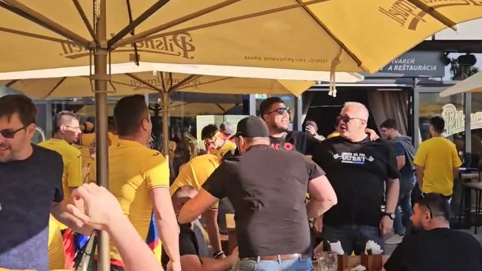 Fanii tricolorilor au împânzit terasele din jurul stadionului din Trnava, înainte de România U21 - Italia U21