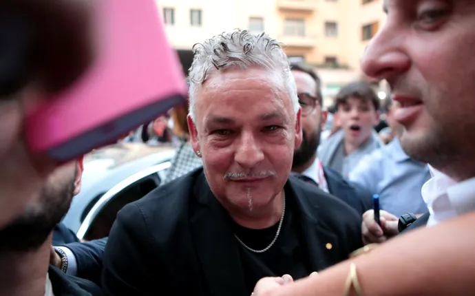 Imaginea cu Roberto Baggio în care e de nerecunoscut: gras și cu părul mult mai lung. Ce a făcut fostul câștigător al Balonului de Aur, de fapt, în fotografia respectivă, pe care fanii au legat-o de serialul „Narcos”