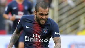 "Caut de lucru, unde să-mi depun CV-ul?". Au venit ofertele pentru Dani Alves: doi "giganți" din Premier League, dar și cluburi din China se luptă pentru semnătura sa