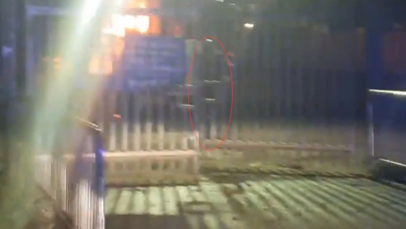 VIDEO | Imagini dramatice din timpul tragediei din Leicester! Omul care a încercat să-i salveze pe cei captivi în elicopterul prăbușit: detaliul care a împiedicat operațiunea de salvare