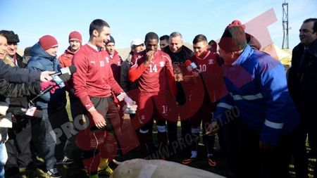 FOTO - Rapidiștii au sărbătorit primul loc în Seria I la pomana porcului! VIDEO - Moldovan s-a apucat de cântat la eveniment