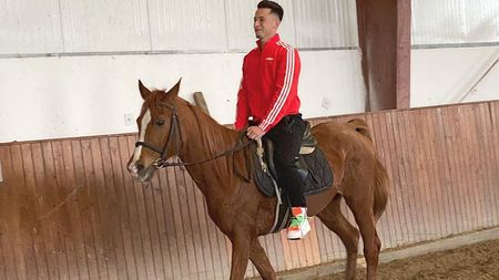 Olimpiu Moruțan nu se teme de nimic! Mijlocașul a luat lecții de echitație în plină criză de COVID-19 | FOTO