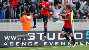 VIDEO Gervinho a anunțat că va pleca în Anglia!** Vezi ce știe să facă ivorianul pentru care se luptă Arsenal și Manchester City!**