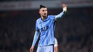 Ce notă i-au dat englezii lui Radu Drăgușin, după Arsenal - Tottenham 2-1