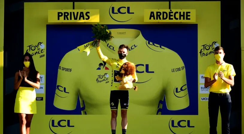 Lovitură de teatru în Turul Franței 2020! Julian Alaphilippe a pierdut tricoul galben pentru că a luat o sticlă cu apă în ultimii 20 de kilometri. Noul lider, adus de la dușuri pentru a urca pe podium