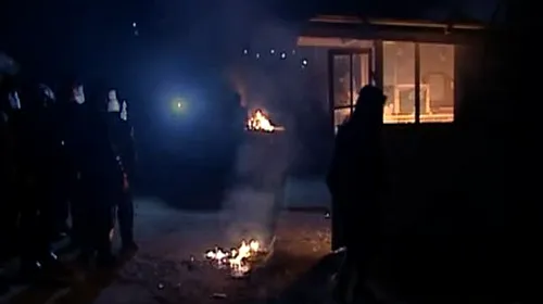 VIDEO INCREDIBIL** Război între bulgari și rromi! Fanii lui ȚSKA și Levski și-au dat mâna și au dat foc casei unui mafiot! Rromii, atacați în mai multe orașe