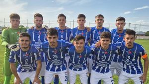 Doi foști steliști au trecut la „munca de jos”: s-au implicat la un club de liga a treia, lider în clasament, pentru a da o șansă copiilor dintr-un județ din sudul țării. „Vrem să ajutăm fotbalul local”. CSM Alexandria nu a pierdut niciun meci. SPECIAL