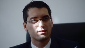 Răzvan Burleanu: "Nu vreau să se înțeleagă că sunt prieten cu Mircea Sandu. E doar o coabitare". VIDEO - Interviu eveniment cu președintele FRF