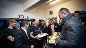 FOTO: Aniversare cu surprize pentru Sergiu Costin!** Căpitanul Oțelului, felicitat de un campion european