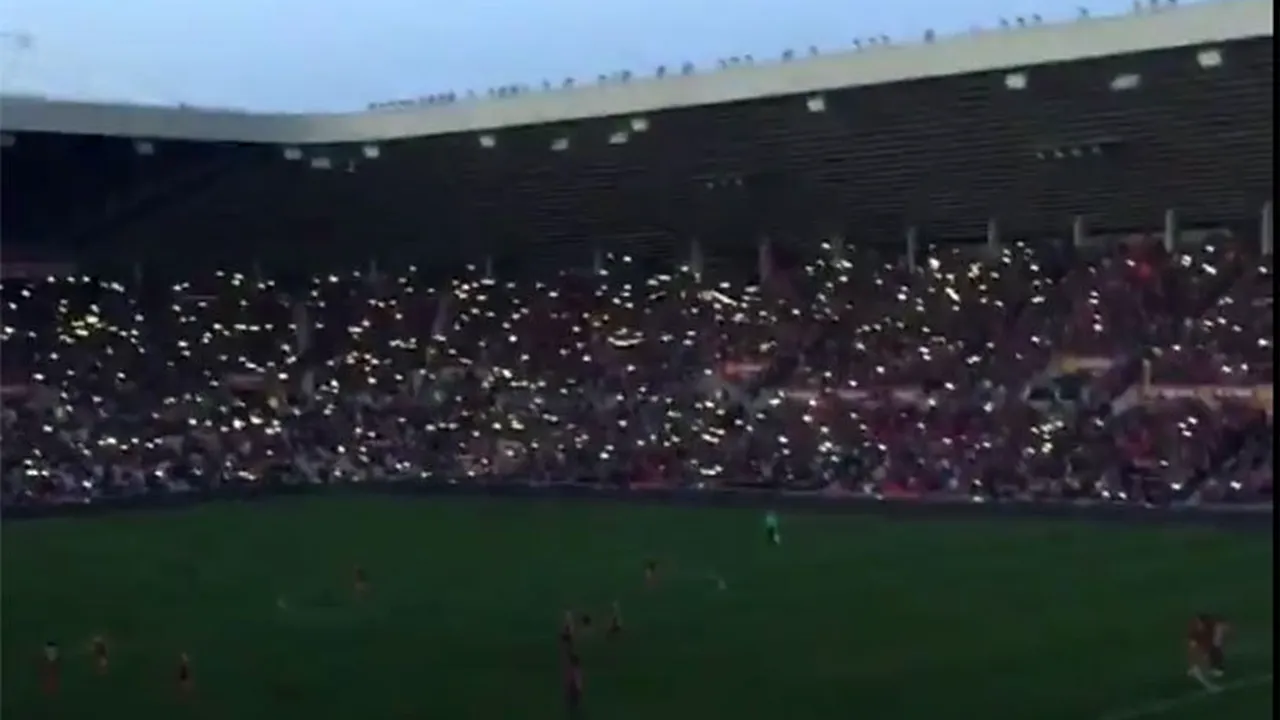 Faza zilei în Premier League! Culmea: Stadium of Light a rămas în beznă. VIDEO Atmosfera făcută de fani cu telefoanele mobile