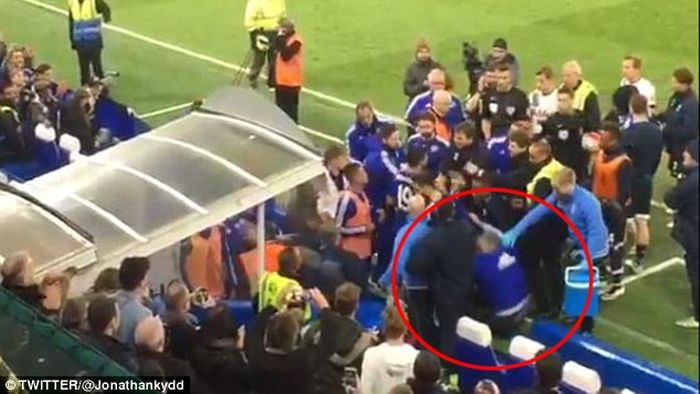 "Noaptea care a rușinat fotbalul!" VIDEO Momente oribile după Chelsea - Tottenham, meciul care a decis campioana în Anglia. Guus Hiddink, "aruncat" pe scări 