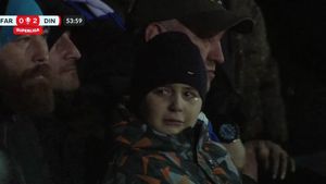 Imagini impresionante cu gestul de mare campion făcut de Gică Hagi, după ce un copil a izbucnit în lacrimi la Farul - Dinamo! Ce a putut să facă „Regele” pentru puștiul pe care campioana l-a „dat în urmărire”. VIDEO