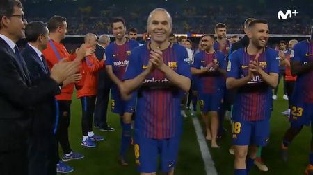 VIDEO | Catalanii s-au aplaudat singuri la finalul lui El Clasico! Imagini inedite cu jucătorii Barcelonei după un nou titlu. "Săgețile" trimise de Pique către rivali: "Suntem campioni și nimeni nu a făcut asta"

