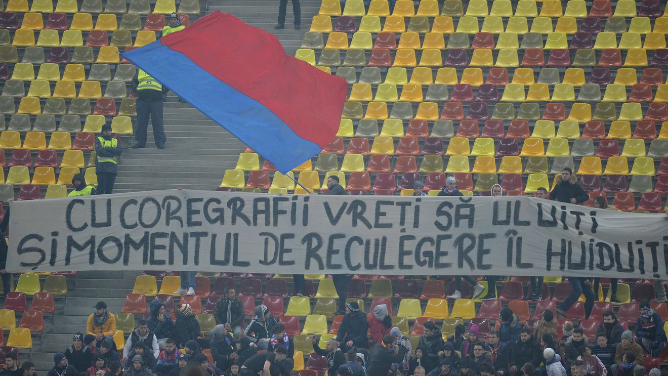 Puțini, dar puși pe ironii! Cei 100 de fani FCSB au luat peste picior PCH-ul în derby. Mesajele care nu s-au văzut la TV: "Vă credeți la Untold?"